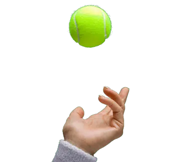 Mano lanzando una pelota de tenis